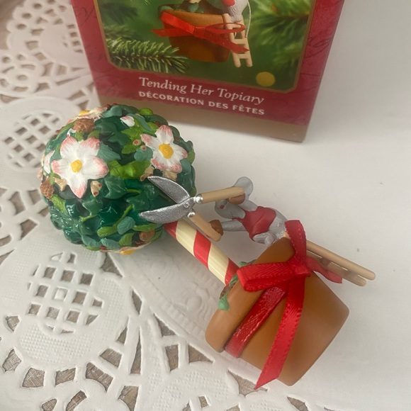🎄 HALLMARK KEEPSAKE ORNAMENT. “TENDING HER TOPIARY”. DATED 2000. RARE & RETIRED - Picture 6 of 9